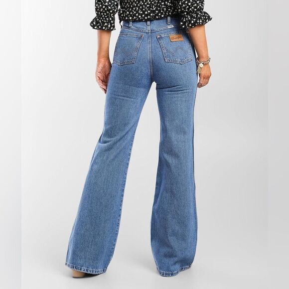 Wrangler Wanderer High Rise Flare 622 Jeans - Picture 3 of 15